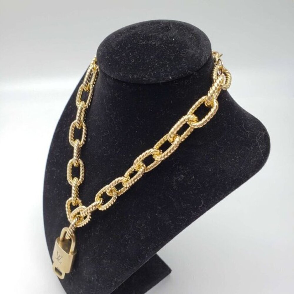 Gold-Plated Necklace with Authentic Louis Vuitton Padlock - Picture 5 of 11